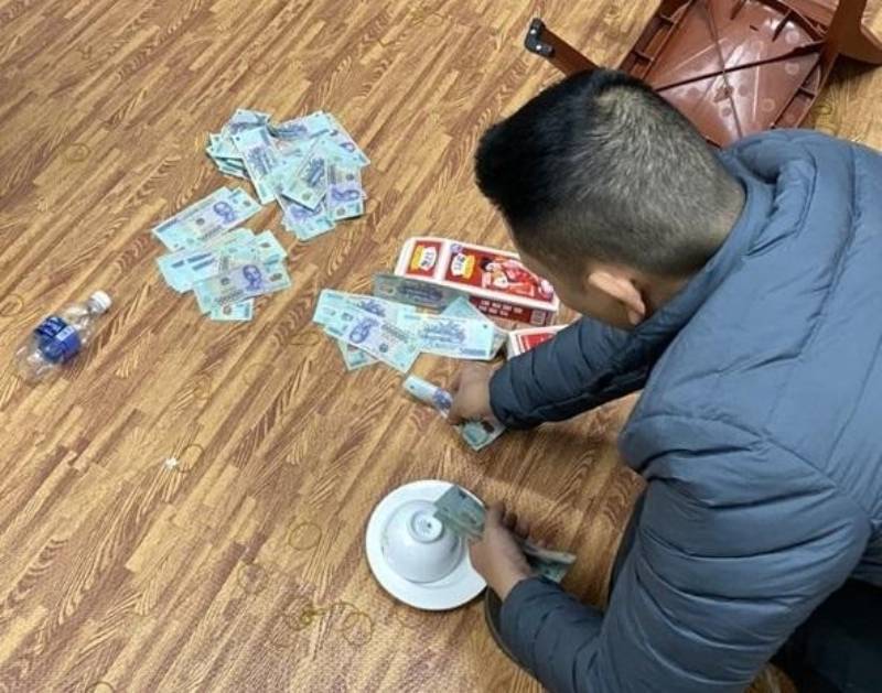 Cách Nhìn Hình Vị Xóc Đĩa Chuẩn Xác Và Dễ Chơi Nhất 3 Nhìn tay xóc để đoán hình vị ra gì